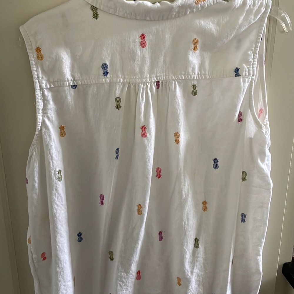 Sleeveless, comfortable, soft, pointed collar top. - Picture 2 of 3